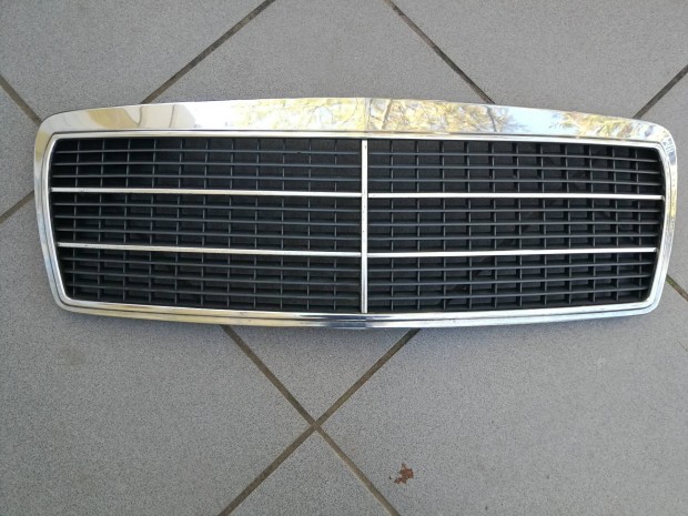 Mercedes W 210 gyári hűtő rács hibátlan állapotban eladó