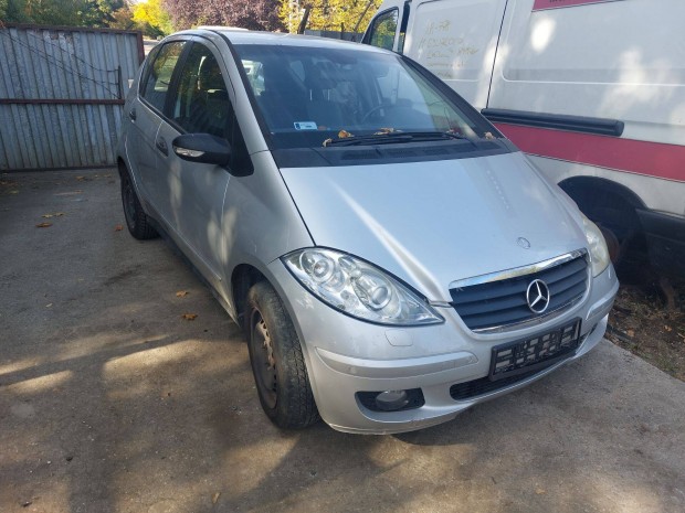 Mercedes -Benz 169 A 180 CDI karosszria elemei szrke