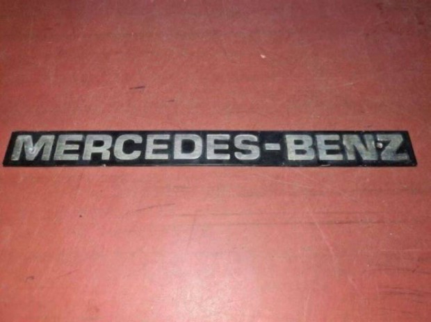 Mercedes- Benz Felirat