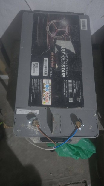 Mercedes akumltor 220A 12V j!