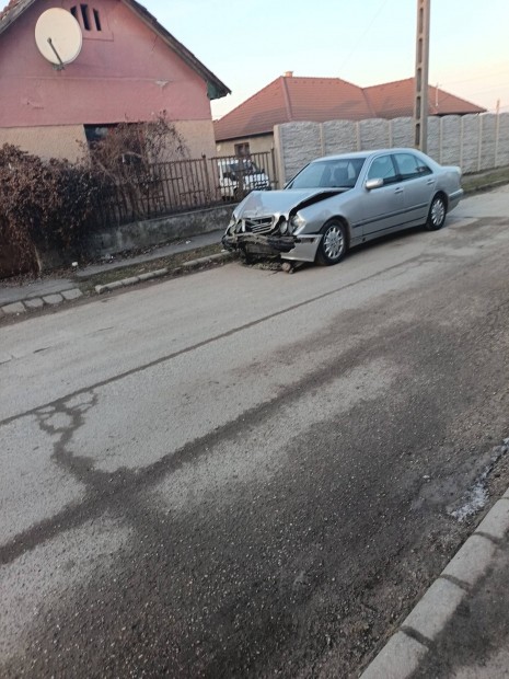 Mercedes be z e osztly egyben ill alkatrszek eladak