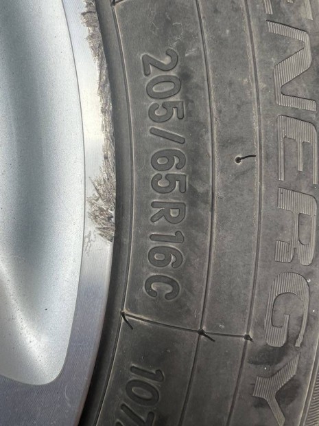 Mercedes felni gumikkal