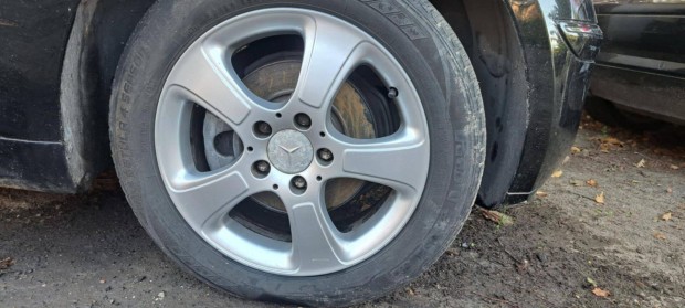 Mercedes gyári 16-os alufelni 2 éves gumikkal