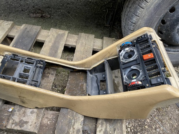 Mercedes w124 kardnbox bzs/zld/barna/fekete