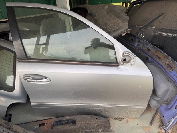 Mercedes w211 jobb els ajt !