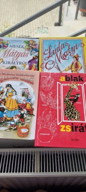 Meseknyvek s Ablak-Zsirf egytt elad Pcsett