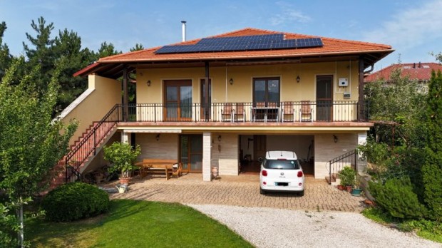 Mes�s k�rnyezetben luxus csal�di h�z elad�!