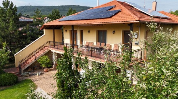 Mes�s k�rnyezetben luxus csal�di h�z elad�!