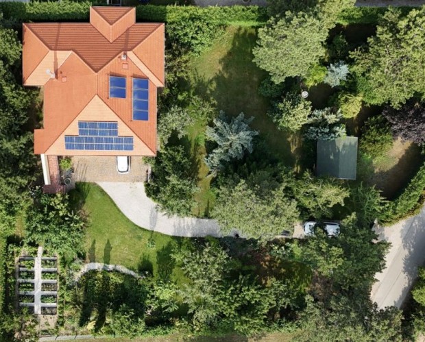 Mes�s k�rnyezetben luxus csal�di h�z elad�!