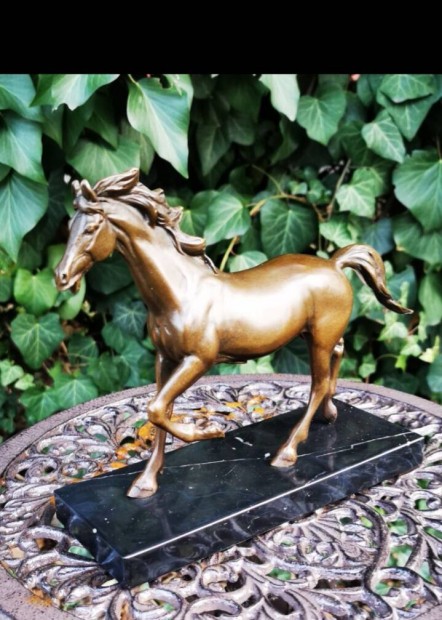 Meseszp lovas bronz szobor