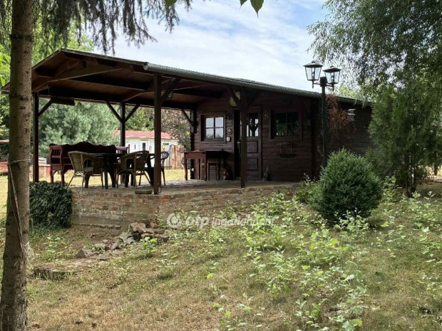 Mez�ber�nyi elad� 28 nm-es h�z