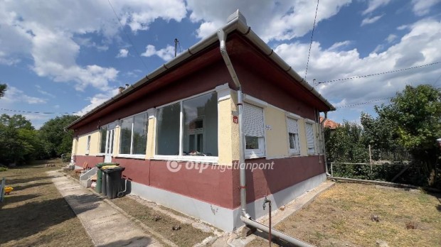 Mezcst feljtott, 2 szobs, sszkomfortos csaldi hz Elad