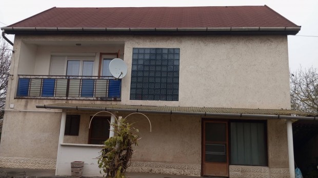 Mez�cs�ton elad� csal�di h�z 