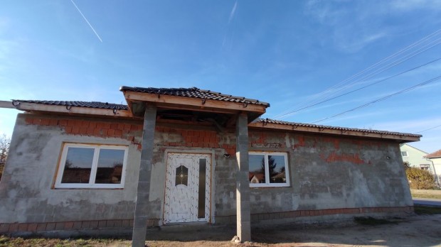 Mezfalva, Fehrvri t, 140 m2-es, csaldi hz, 2 szobs,