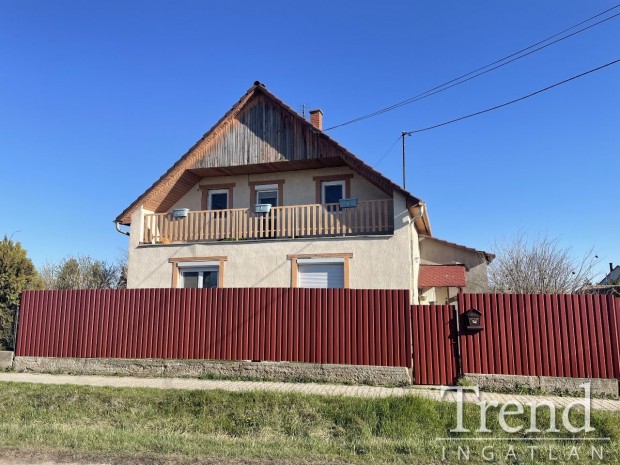 Mez�falva k�zponti r�sz�n k�t szintes, j� eloszt�s� csal�di h�z elad�!