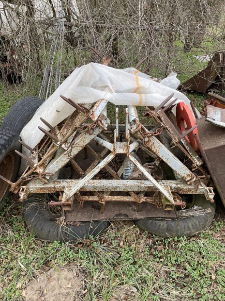 Mez�gazdas�gi eszk�z�k h�rom pontra