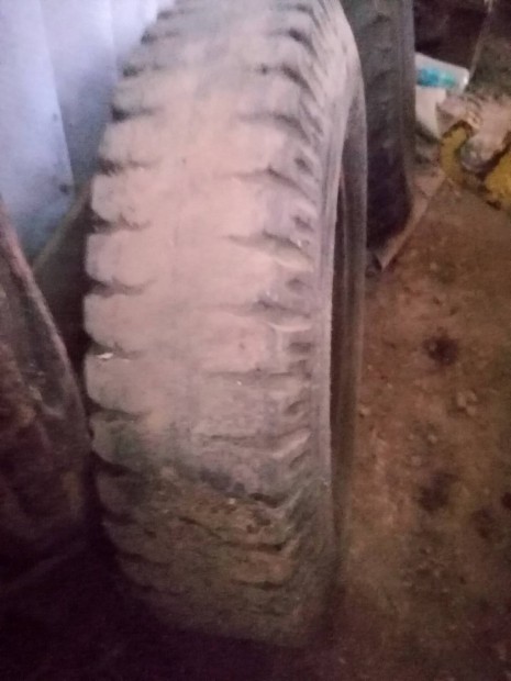 Mez�gazdas�gi g�pekre  potkocsira gumik elad�k. 