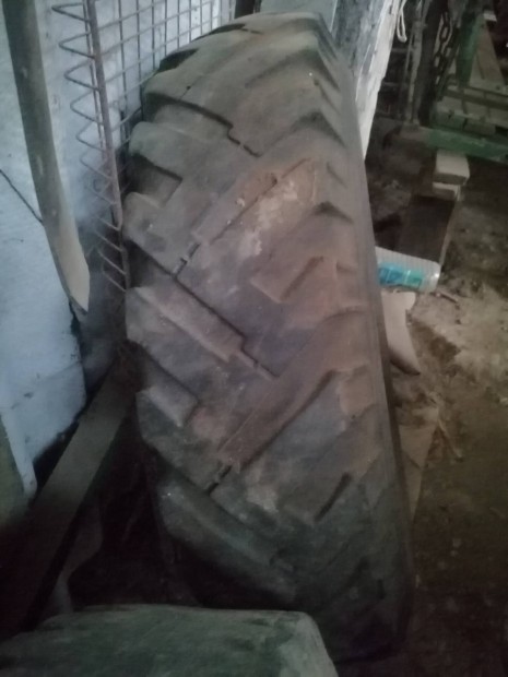 Mezőgazdasági gumik 8,25x20 eladó