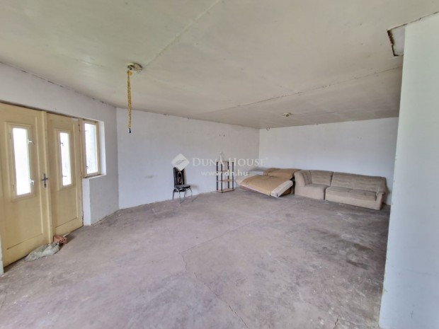 Mez�kom�romi elad� 69 nm-es h�z