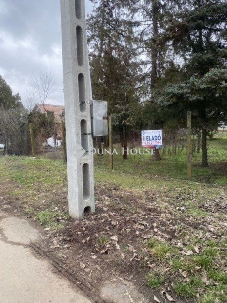 Mez�megyeren (47-es �t mellett) KERT t�gla �p�lettel elad�!