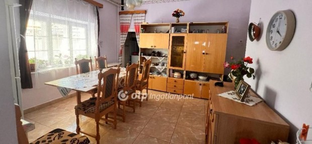 Mez�nagymih�ly - k�zponti, 2 szob�s, 65m2 csal�di h�z Elad�