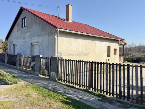 Mez�szilasi elad� 106 nm-es h�z