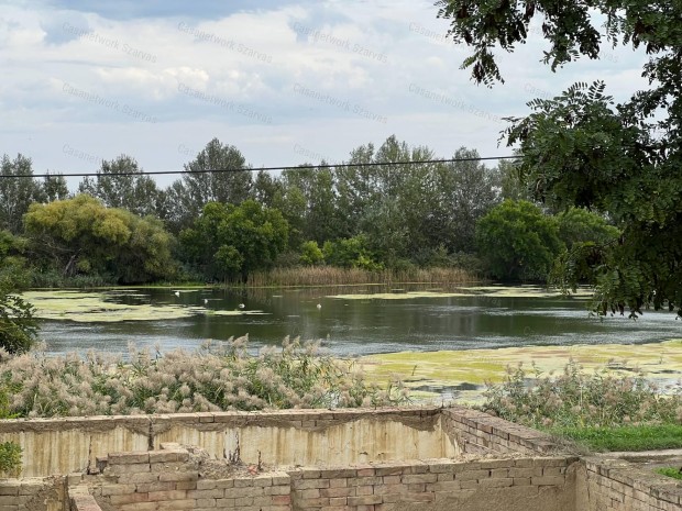 Mez�t�r belv�ros�hoz k�zel, a Beretty� partj�n �p�t�si telek elad�