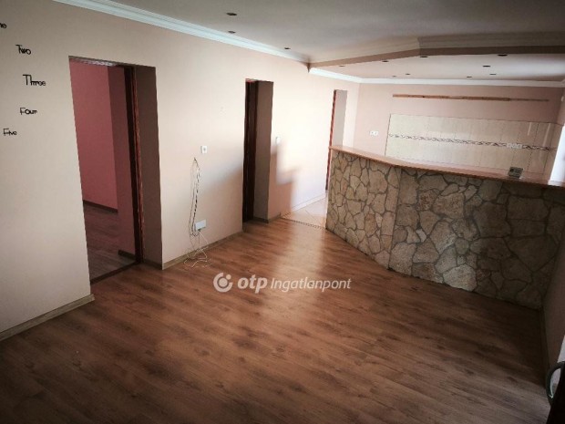 Mez�t�ri elad� 85 nm-es h�z