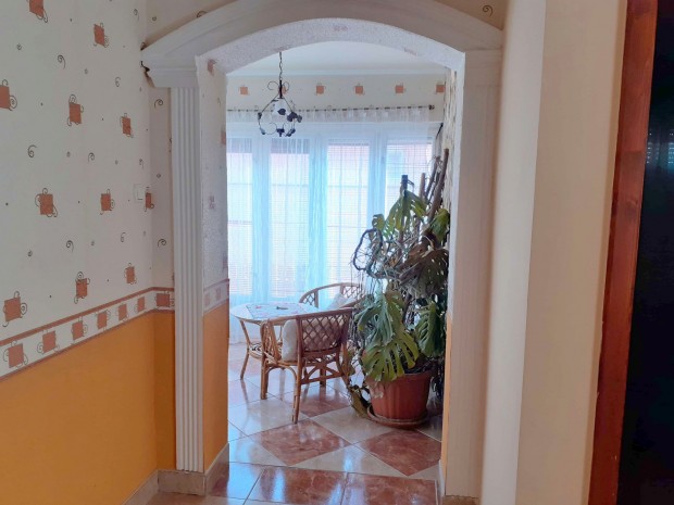 Mez�t�ron, azonnal k�lt�zhet� k�tgener�ci�s csal�di h�z elad� a