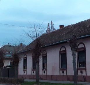 Mez�t�ron belv�rosban, 3 szob�s csal�di h�zr�sz elad� !