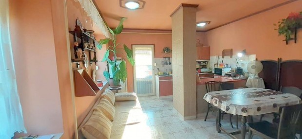 Mez�t�ron,vegyesfalazat�, 3 szob�s csal�di h�z elad� !