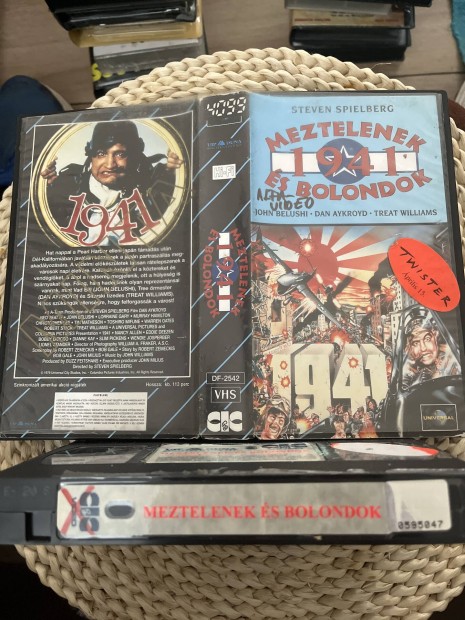 Meztelenek s bolondok vhs