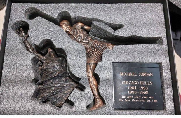 Michael Air Jordan szobor elad!