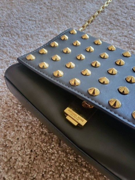 Michael Kors szegecses válltáska