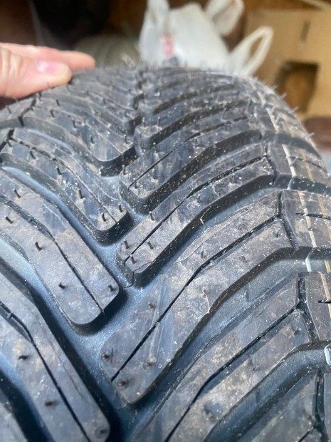 Michelin 185/60 R14 nyári gumi felnire szerelve eladó!