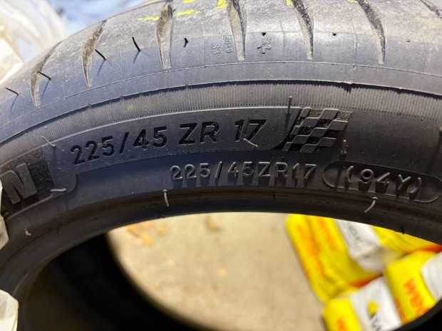 Michelin 225/45ZR17 94Y Pilot Sport 4 XL Nyri gumiabroncs garnitra