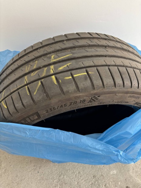 Michelin PS4 235/45 ZR18 nyári gumi Teslához