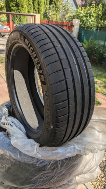 Michelin Pilot Sport 4 235/45/R18 