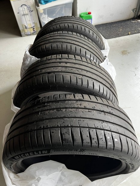Michelin Pilot Sport 4. Tesla