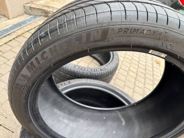 Michelin Primacy 4 235/40 R19 j nyri gumik