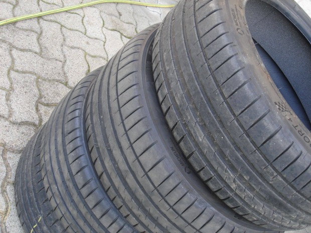 Michelon Pilot Sport 4 235/45 ZR18 DOT5122 6mm jszer