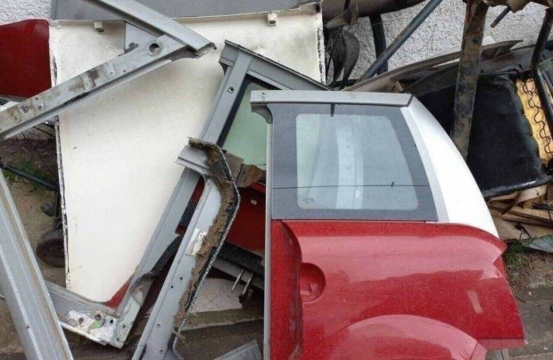 Microcar MC1es mopedaut� alkatr�sz Elad�