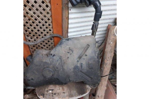 Microcar Mc 1-2 mopedaut� �zemanyag tart�ly Elad�