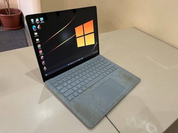 Microsoft Surface Laptop / 2K Touch / Intel core i5-7300 / 8gb DDR4 ra