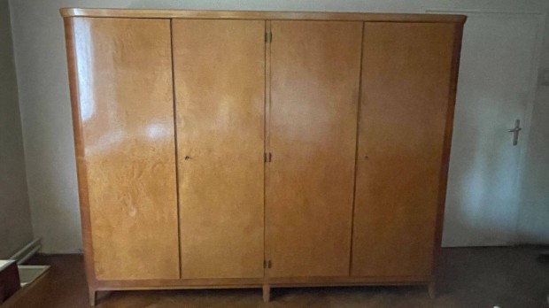 Mid-century ruhásszekrény és tartozékai