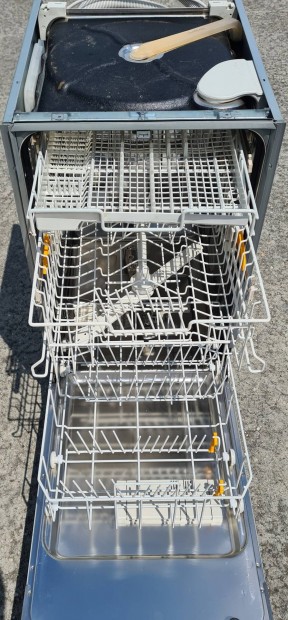 Miele 45 cm-es keskeny beépíthető mosogatógép.
