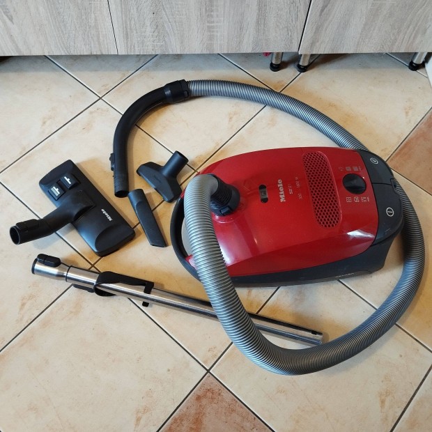 Miele S2121 1600W-os porzsákos porszívó tartozékaival együtt eladó