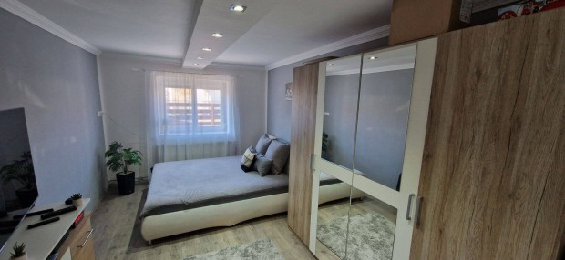 Mikep�rcs Debrecen fel�li r�sz�n fel�j�tott csal�di h�z elad�