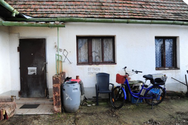 Mikep�rcsi elad� v�lyog csal�di h�z