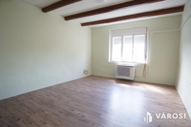 Mikl�sf�n csal�di h�z, sz�p nagy udvarral!